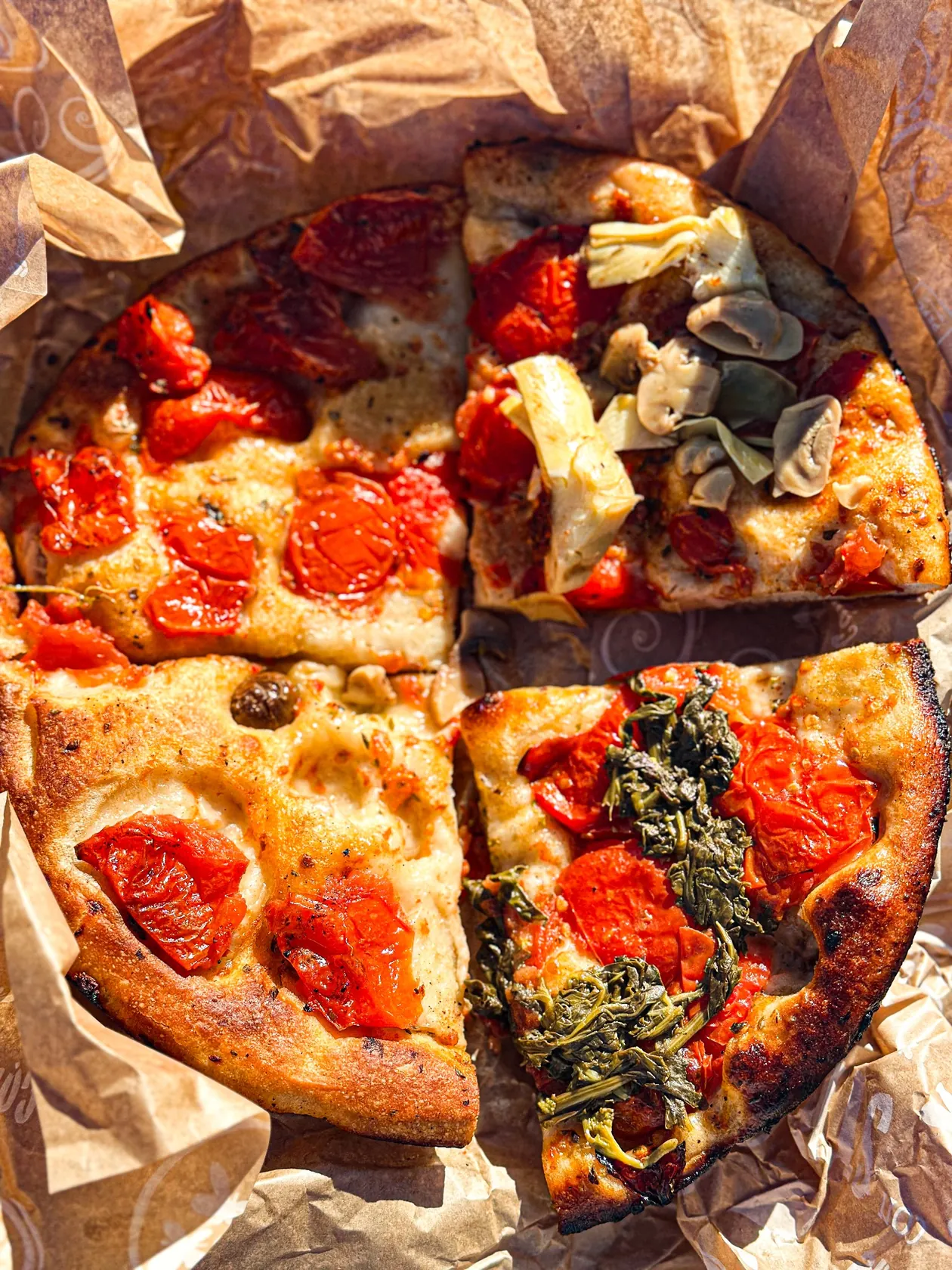 Apulijska focaccia w kawałkach z pomidorkami, warzywami i oliwą