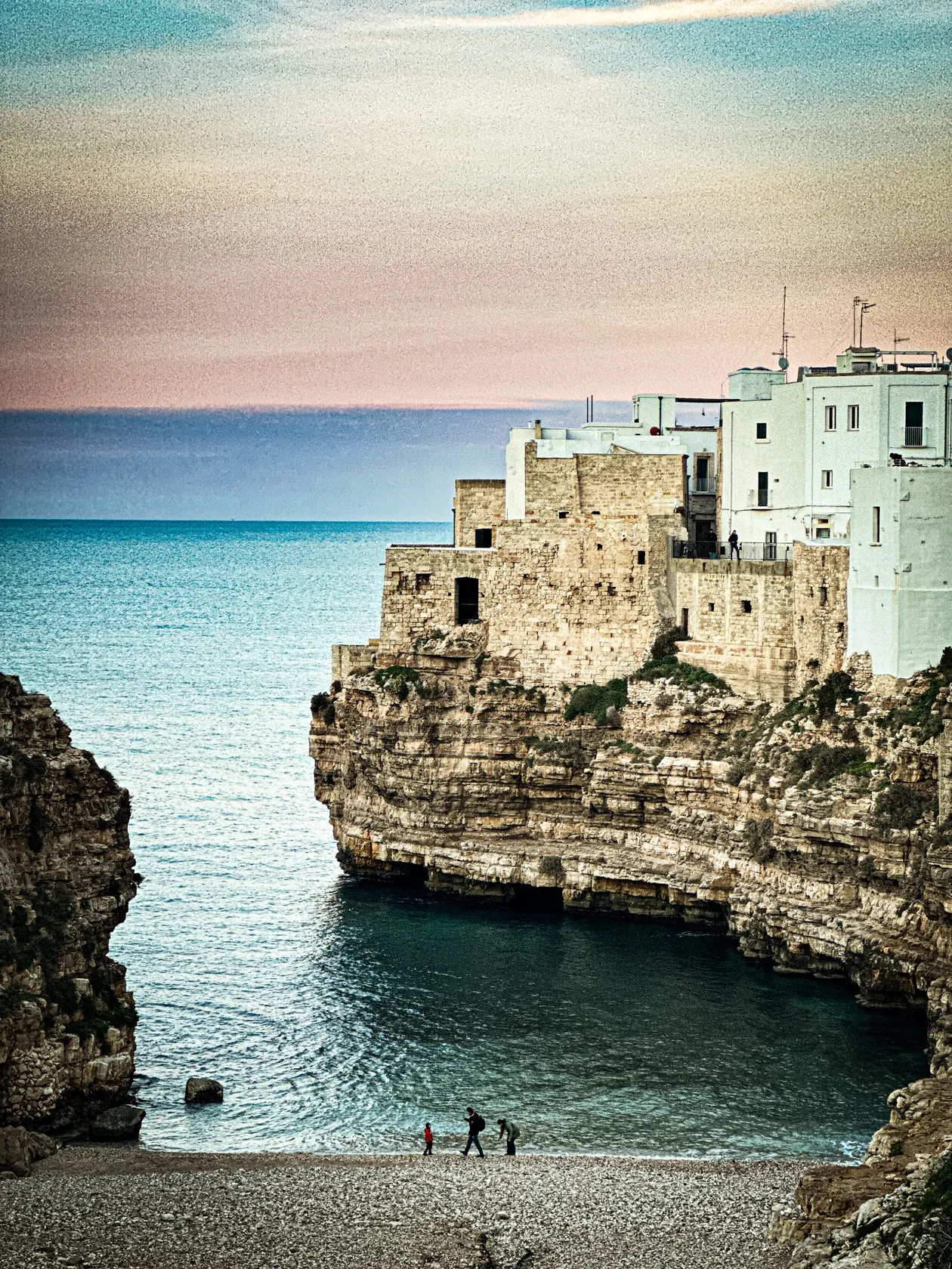 Polignano a Mare w Apulii — jasne domy na skalistym klifie nad Adriatykiem