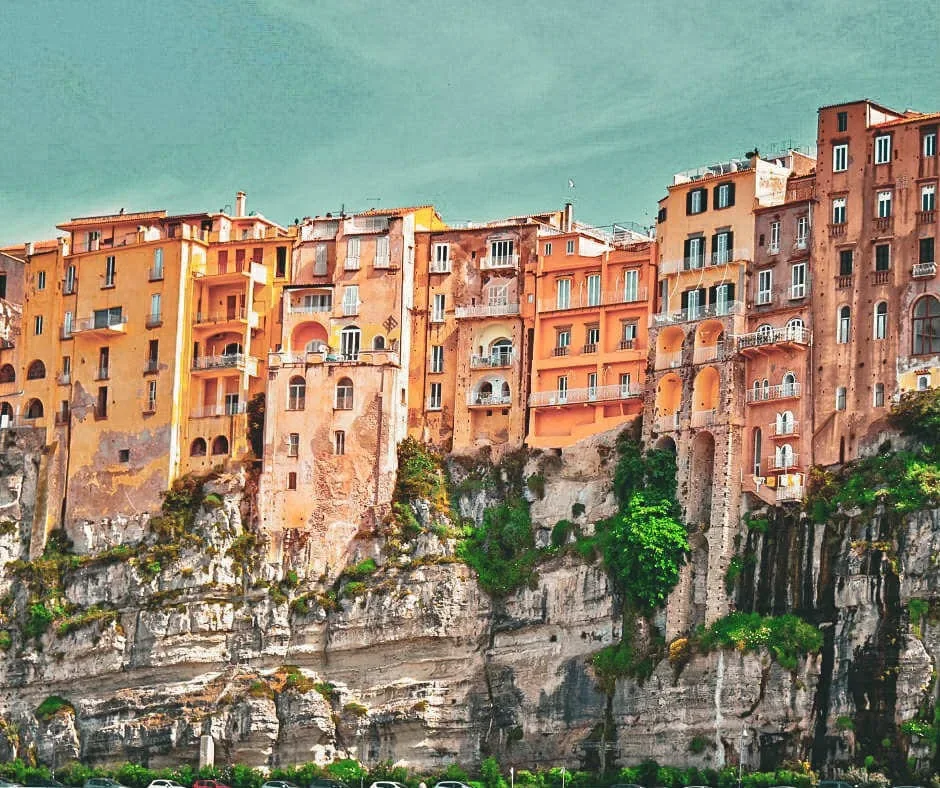 Tropea w Kalabrii — miasteczko na klifie nad Morzem Tyrreńskim