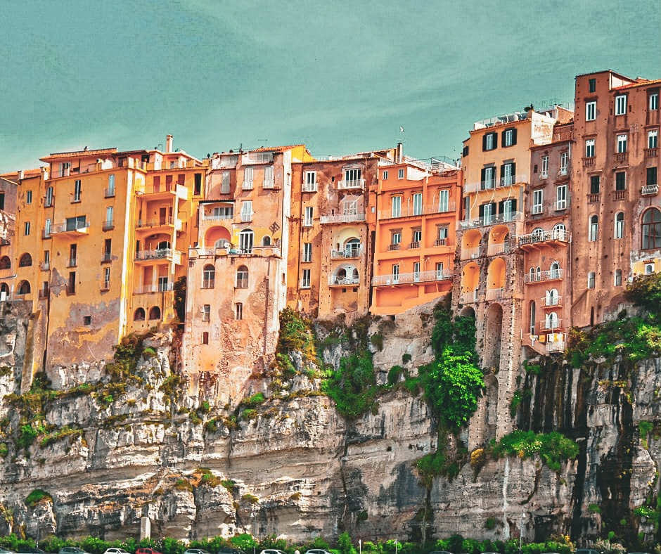 Tropea — miasto na klifie nad morzem